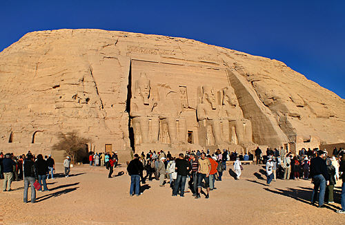 Światynia wykuta została w skale, a wejścia strzegą 20-metrowe posągi Ramzesa II