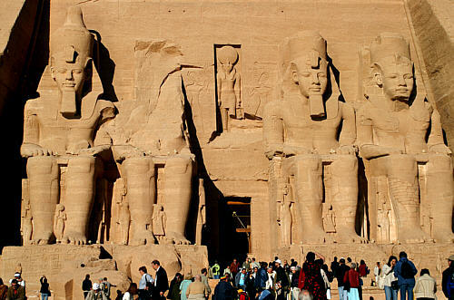 Zbliżenie na posągi. Pomiędzy noigami Ramzesa widać małe postacie jego żony i dzieci