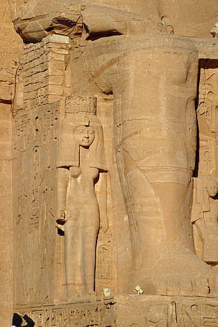 Przy jego nodze posłuszna Nefertari - żona