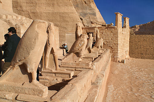 Zniszczone posągi sokoła - Horusa