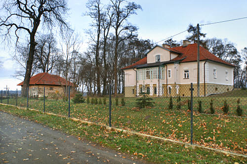 Białobrzegi - Dwór i drewniany dom karbownika