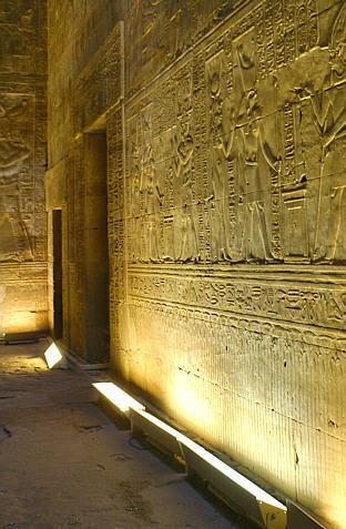 Wnętrze świątyni w Edfu