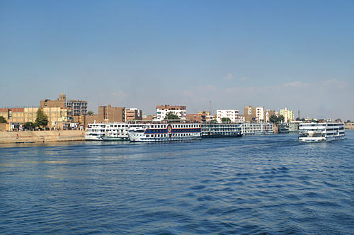 Widok ze statku cumującego w Edfu