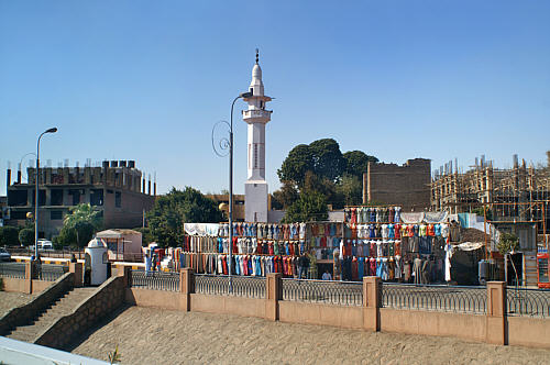 Widok ze statku cumującego w Edfu - meczet i kramy