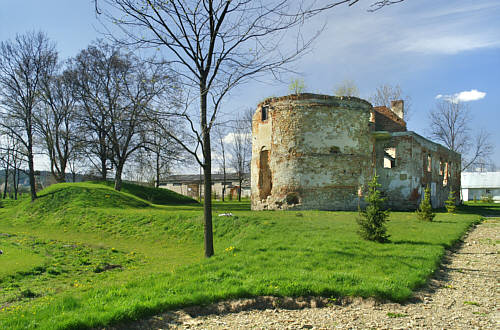 Zamek, a po lewej pozostałosci fosy i bastionu ziemnego 
