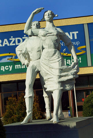 Socrealistyczny pomnik słynnej pary Karolinki i Karliczka