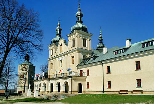Obecne budynki powstały jednak dopiero podczas przebudowy w 1770 r. z inicjatywy Szczepana Józefa Dwemickiego