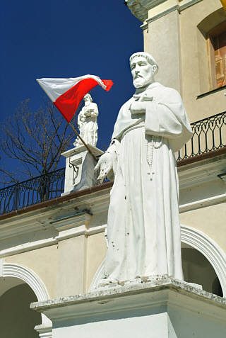 Figura św. Franciszka przed wejściem