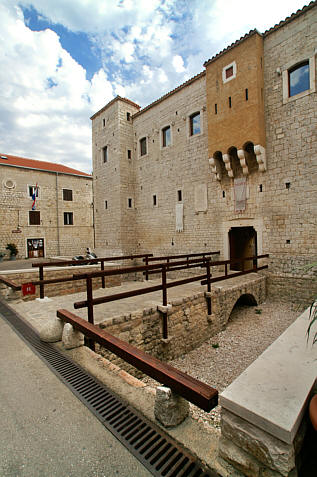 Kaśtel Luksić - wjazd do zamku