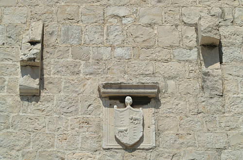 Kaśtel Novi - detale architektoniczne na ścianie wieży