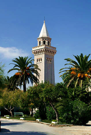 Kaśtel Śtafilić - wieża kościoła z XVIII w. pośród palm