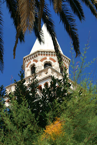 Kaśtel Śtafilić - wieża kościoła i palmy