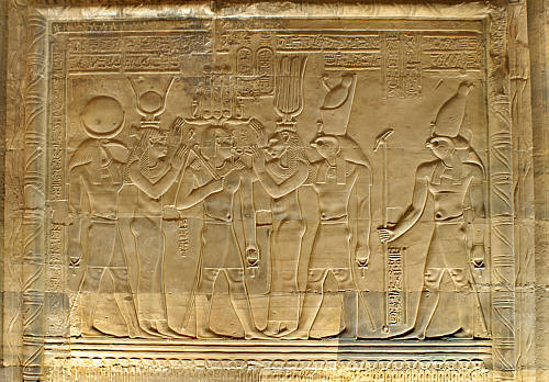 Inna ważna scena ze światyni, widać przedstawienia bogów  Horusa i Hathor