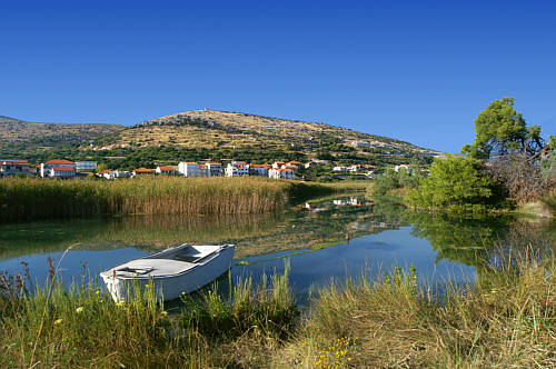Okolica na południe od Trogiru k. lotniska Divulje -  widok na rzekę Pantan wpływająca tuż obok do Adriatyku