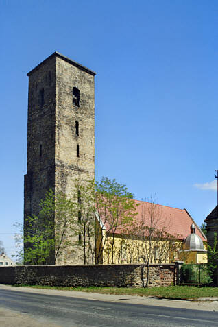 Kościół św. Jana Chrzciciela, wzmiankowany w 1307 r. Przebudowany w XVII w. i odbudowany po II wojnie św.