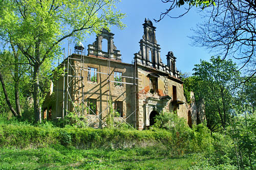 Ruiny pałacu Kornów z XVIII w. na wzgórzu