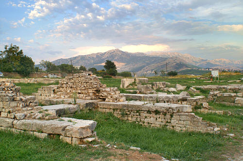 Panorama Salony. Dawne miasto było położone  bardzo malowniczo między masywami górskimi i morzem