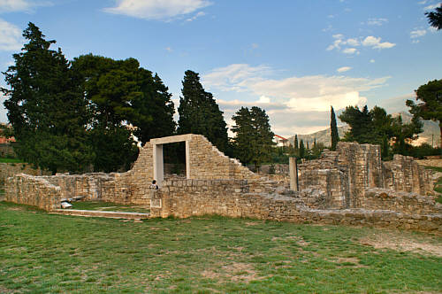 Ruiny bazyliki z IV w. powstałej poza obrębem miasta, przy grobie św. Dujana i cmentarzysku wczesnochrześcijańskim
