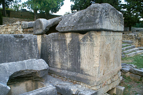Grobowce chrześcijańskie wykopane spod bazyliki