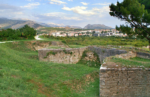 Fortyfikacje z bastionami  otaczające miasto