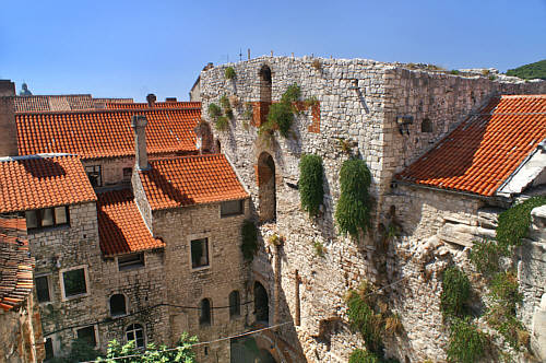 Starożytne mury pałacowe są zamieszliwane na piętrach przez zwykłych ludzi
