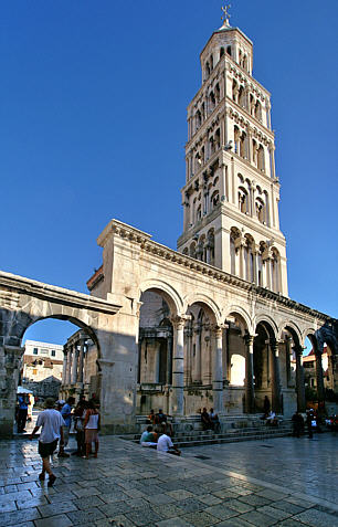 Katedra od strony perystybulu -  dziedzińca pałacowego z czasów Dioklecjana. Dzwonnica ma 61 metrów wysokości