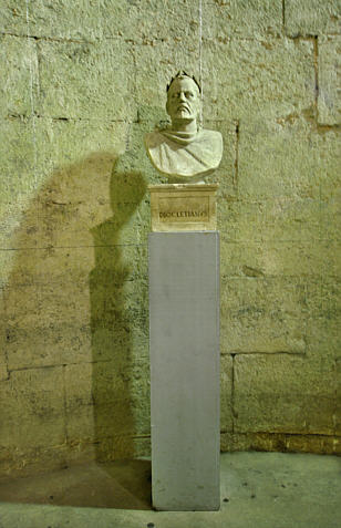 Popiersie Dioklecjana w podziemiach
