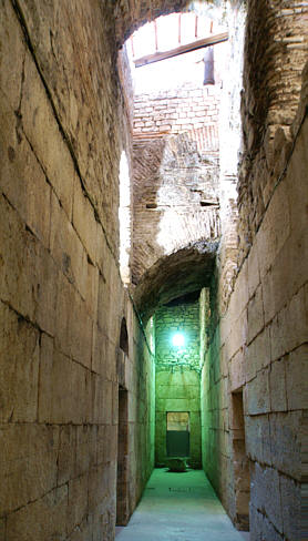 Wąskie korytarze w podziemiach pałacu 