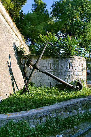 Mury fortu - obecnie muzeum morskie