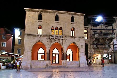 Na Placu Narodowym stoi dawny ratusz, obecnie muzeum etnograficzne z 1443 r.