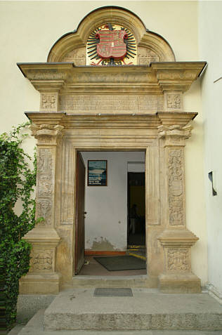 Portal zamkowy zachowany w budynku zboru