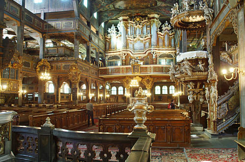 Wspaniałe wnętrze kościoła z bogatą polichromią