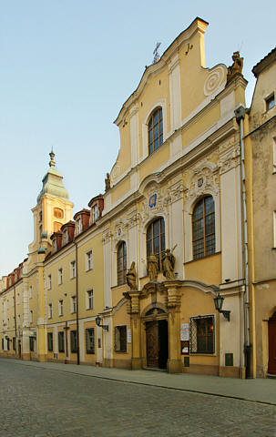 Kościół św. Józefa z poł. XVIII wieku w bocznej uliczce rynku