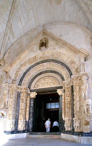 Ponownie portal główny z XIII wieku