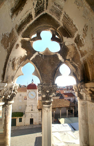 Maswerk w oknie wieży katedralnej (dzwonnicy)
