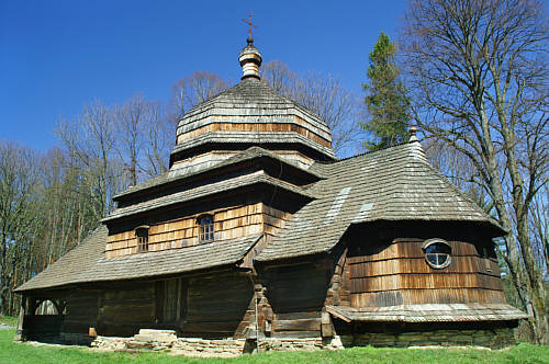 Drewniana cerkiew z XVII w. Świątynia zbudowana jest z grubych modrzewiowych bali