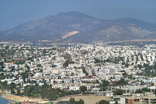 Widok ze wzgórza na malownicze miasto  