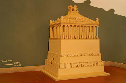 Model Mauzoleum - monumentalnej  budowli o bogatym wystroju architektonicznym, którą zachwycano się w starożytności