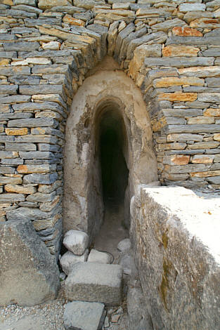 Grobowiec na terenie Mauzoleum jeszcze starszy od tej budowli