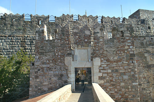 Wejście do zamku za drugą linią murów