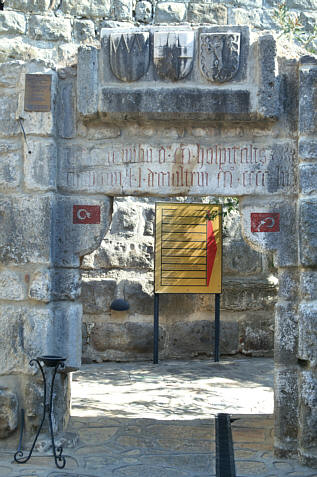Portal z herbami i inskrypcjami budowniczych czyli rycerzy zakonu św. Jana z Rodos (joannici)