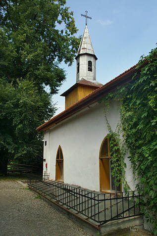 Bolestraszyce - Kaplica kryjąca w sobie mury wieży narożnej dworu obronnego