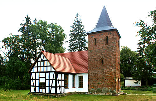 Murowano-szachulcowy kościół p.w. Znalezienia Krzyża Świętego z XV wieku