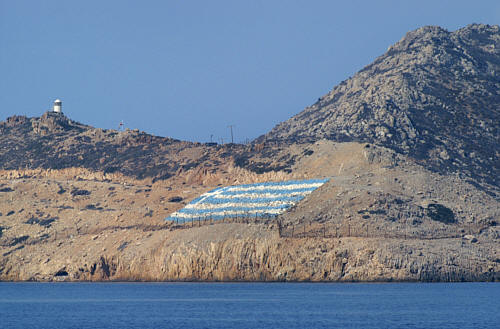 Jedna z wysp w tym archipelagu z flagą grecką
