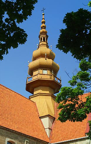 Wieża zwana 'kulawką' ze zwielokrotnionymi hełmami