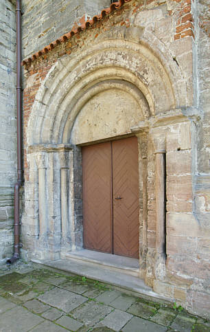 Koprzywnica - Romański portal w północnym skrzydle kościoła