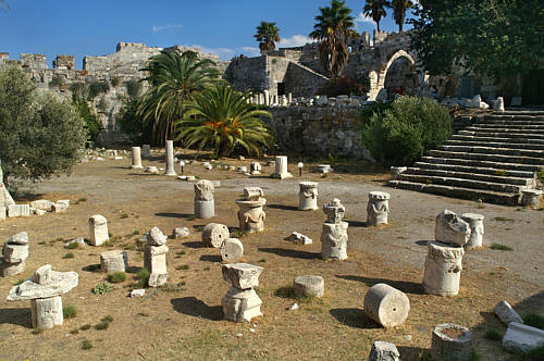 Zbudowano go na miejscu osady rzymskiej co jest uwidocznione licznymi szczątkami kolumn