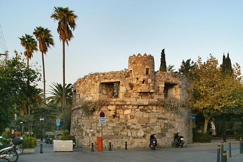 Budowla w centrum miasta przy rzymskiej agorze, wyglądająca na basztę obronną