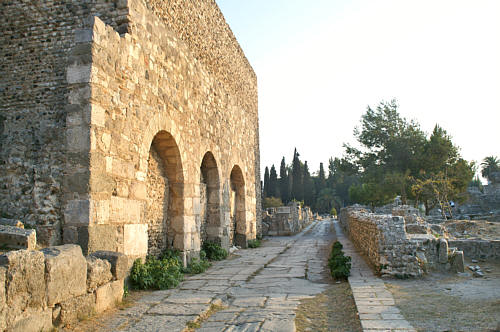 Kolejna rzymska droga, po prawej resztki bazyliki, po lewej jakiś budynek z arkadami