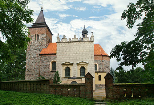 Romański kościół św. Małgorzaty z przełomu XII i XIII w. - jeden z pierwszych w Polsce murowanych kościołów wiejskich